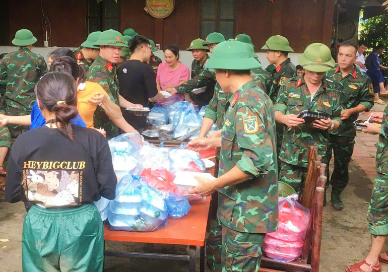 Các đơn vị quân đội chuyển suất ăn đến người dân đang tạm cư ở các trường học, trạm y tế. Các đơn vị quân đội chuyển suất ăn đến người dân đang tạm cư ở các trường học, trạm y tế.