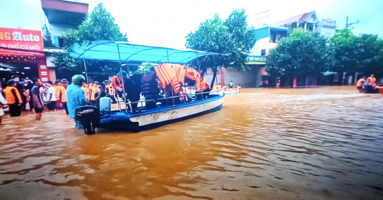 Công an, bộ đội vừa đưa dân đến nơi an toàn, vừa mang thức ăn, nước uống cho người dân vùng lũ. Công an, bộ đội vừa đưa dân đến nơi an toàn, vừa mang thức ăn, nước uống cho người dân vùng lũ.