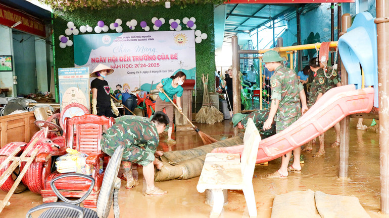 Sau khi sơ tán người dân đến nơi an toàn trong lũ, bộ đội duy trì quân số sau lũ để hỗ trợ các trường học quét dọn bùn đất.