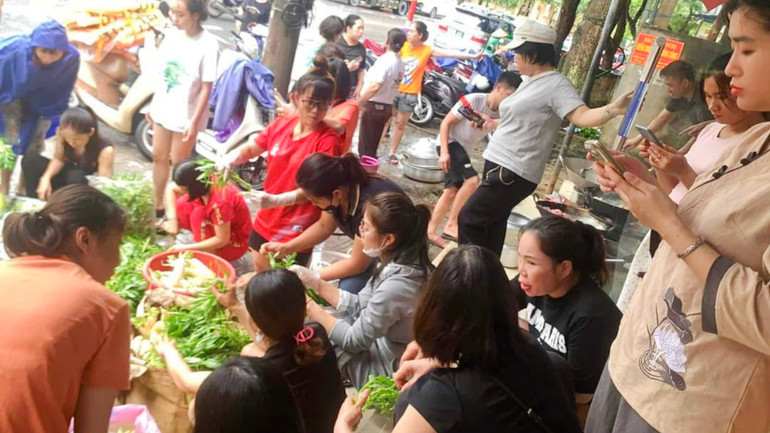 Người dân địa phương, các nhóm thiện nguyện tổ chức nấu ăn hỗ trợ người dân vượt qua lũ lớn. Người dân địa phương, các nhóm thiện nguyện tổ chức nấu ăn hỗ trợ người dân vượt qua lũ lớn.