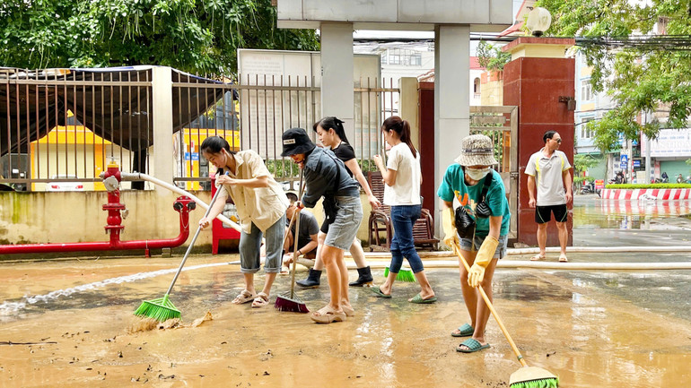 Người dân chung tay để các bệnh viện, trường học sớm hoạt động trở lại.