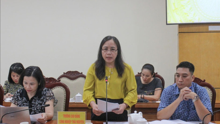 Lãnh đạo Trường cao đẳng Công nghiệp Thái Nguyên báo cáo, đề xuất các nội dung liên quan đến 13 học sinh của trường phải nhập viện trong những ngày vừa qua.