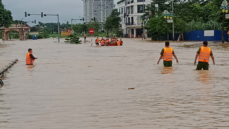 Công an và bộ đội cả ngày dầm mình trong lũ lớn để đưa dân đến nơi an toàn.