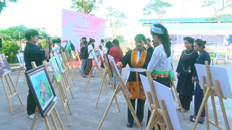 Các đại biểu tham quan không gian trưng bày những hình ảnh, ấn phẩm, sản phẩm truyền thông thúc đẩy bình đẳng giới trong đồng bào dân tộc thiểu số phía bắc.