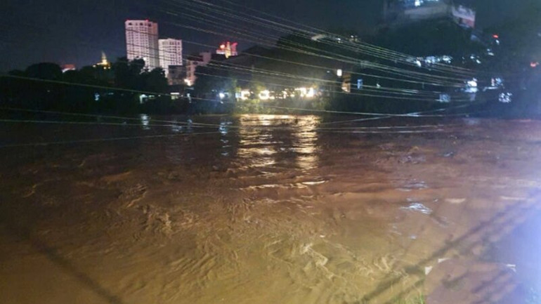 Lũ trên sống Cầu Vượt báo động 3, ngập nhiều nơi ở thành phố Thái Nguyên.