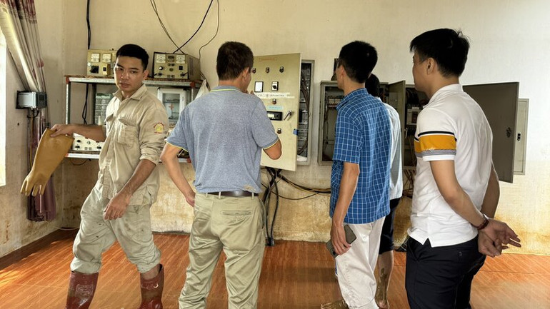 Chủ động tháo hệ thống máy móc, thiết bị để tránh bị ngập nên sau khi lũ rút, Công ty cổ phần Nước sạch Thái Nguyên lắp đặt ngay để khôi phục 12 giếng nước ngầm hoạt động trở lại.