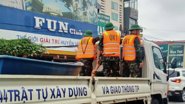 Bộ đội Quân khu I tiếp ứng cho tỉnh Thái Nguyên chống lũ.