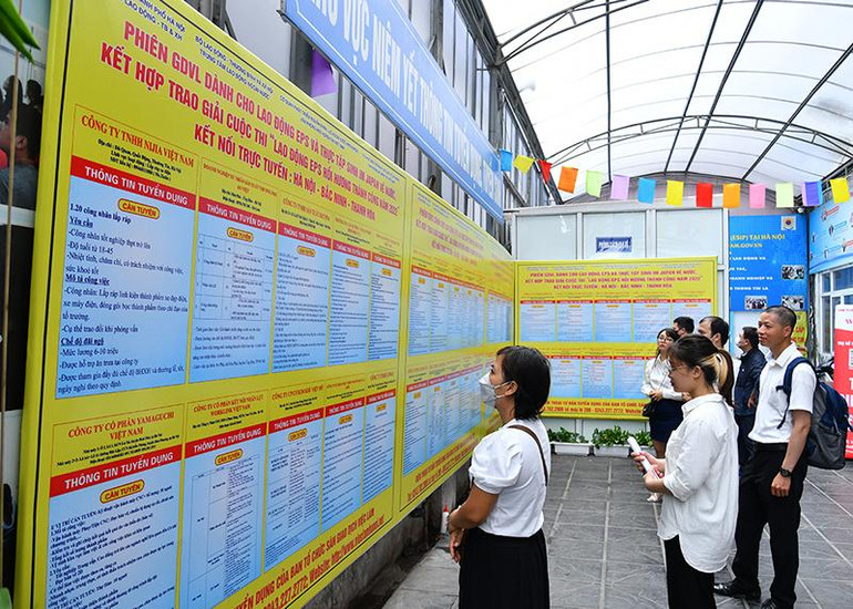 Lao động tìm hiểu thông tin tại Trung tâm Dịch vụ việc làm Hà Nội. (Ảnh: Thủy Nguyên).