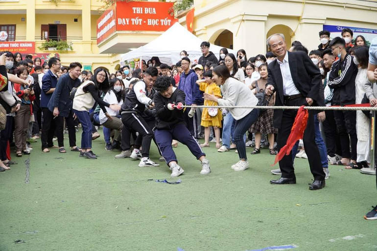 Học sinh sôi nổi tham gia các trò chơi dân gian như kéo co,...