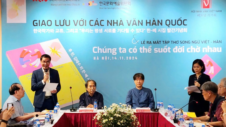 Hoạt động giao lưu văn học đã mở ra nhiều cơ hội tốt đẹp cho đôi bên. Hoạt động giao lưu văn học đã mở ra nhiều cơ hội tốt đẹp cho đôi bên.