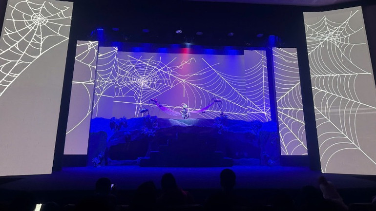 Nhà hát Múa rối Việt Nam đầu tư công phu cho ánh sáng, hiệu ứng.