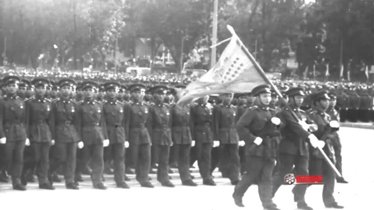 Hình ảnh tư liệu trong phim "Tiến bước dưới Quân kỳ" tập 1.