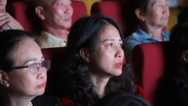 Khoảnh khắc đầy xúc động của khán giả.