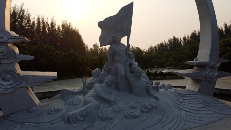 "Uống nước nhớ nguồn" là truyền thống quý báu của dân tộc ta. "Uống nước nhớ nguồn" là truyền thống quý báu của dân tộc ta.