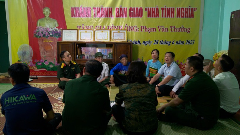 Giây phút ấm áp của đồng bào, đồng chí trong mái nhà tình nghĩa. Giây phút ấm áp của đồng bào, đồng chí trong mái nhà tình nghĩa.