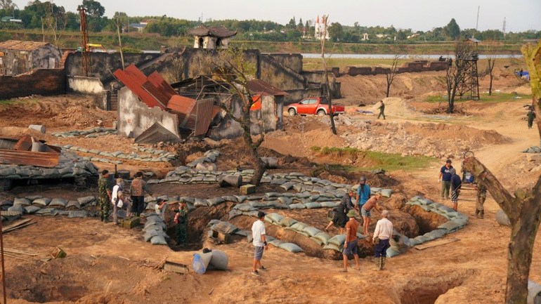 Ê-kíp làm việc hết công suất trong điều kiện nhiều khắc nghiệt.