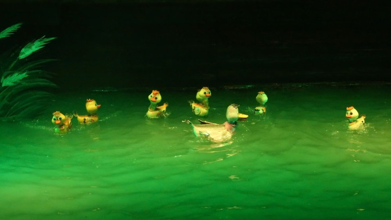 Sắc màu cổ tích đặc biệt thu hút khán giả nhỏ tuổi.