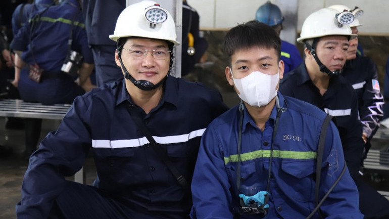 Trung tá - nhà văn Bùi Tuấn Minh (ngoài cùng bên trái) trong một chuyến đi thực tế sáng tác. Trung tá - nhà văn Bùi Tuấn Minh (ngoài cùng bên trái) trong một chuyến đi thực tế sáng tác.
