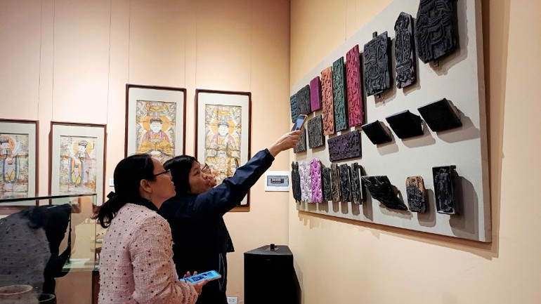 Các bản in khắc cũng được giới thiệu công phu, tỉ mỉ. Các bản in khắc cũng được giới thiệu công phu, tỉ mỉ.