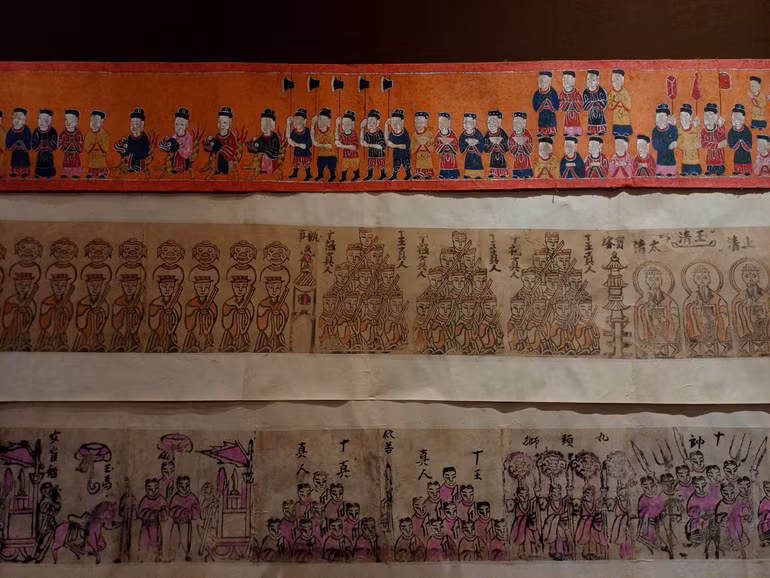 Công chúng vô cùng xúc động trước những câu chuyện được kể bằng hiện vật.