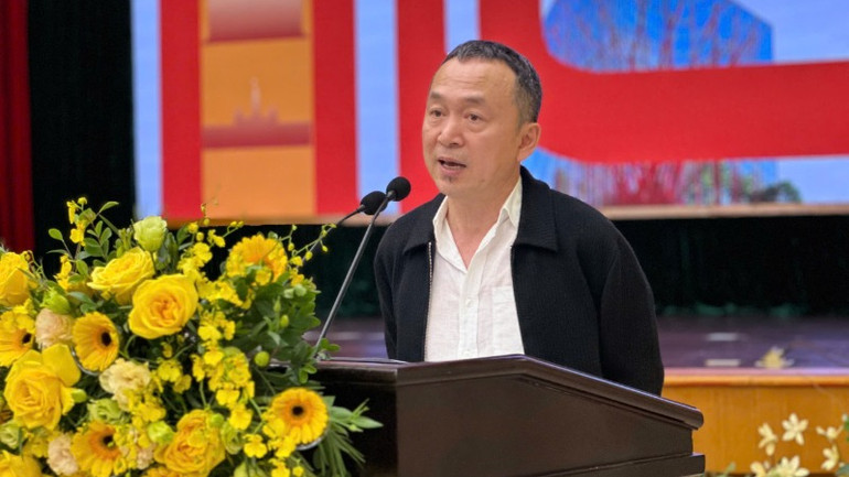 Nhạc sĩ Nguyễn Quốc Trung trình bày tham luận tại hội thảo.