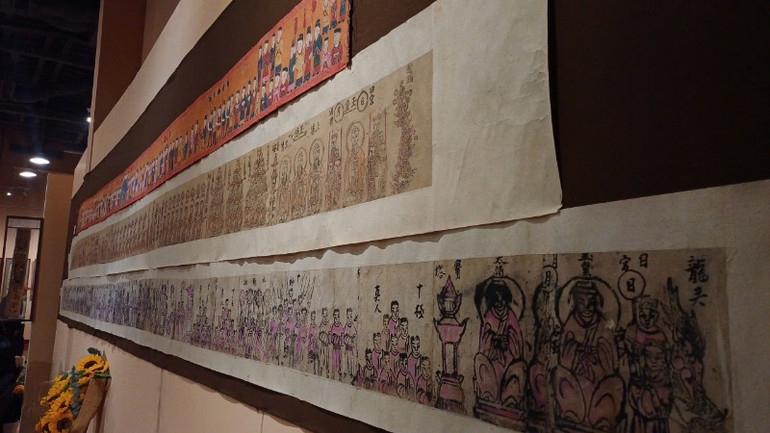 Cuộc trưng bày giới thiệu nhiều bức tranh khổ dài. Cuộc trưng bày giới thiệu nhiều bức tranh khổ dài.