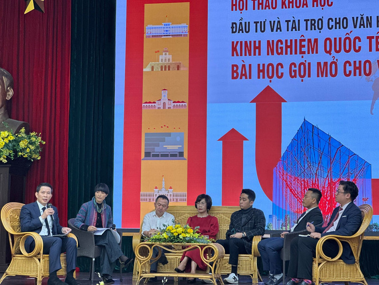 Các nhà khoa học, đại biểu thảo luận bàn tròn.