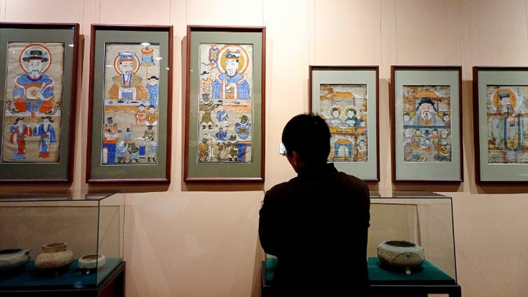 Nhà sưu tập đặc biệt tâm huyết tranh thờ của các đồng bào dân tộc. Nhà sưu tập đặc biệt tâm huyết tranh thờ của các đồng bào dân tộc.