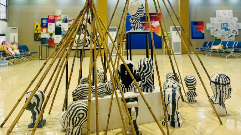 Bên cạnh tranh vẽ còn là những tác phẩm sắp đặt.