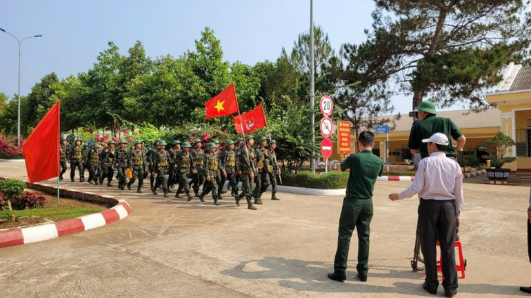 Cảnh ghi hình phim tài liệu "Tiến bước dưới quân kỳ".