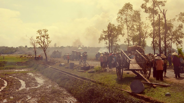 Phim huy động đông đảo diễn viên quần chúng.