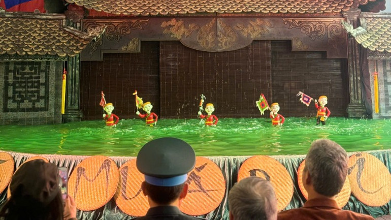 Khán giả say mê thưởng thức tiết mục múa rối tái hiện truyền thống lịch sử Việt Nam.