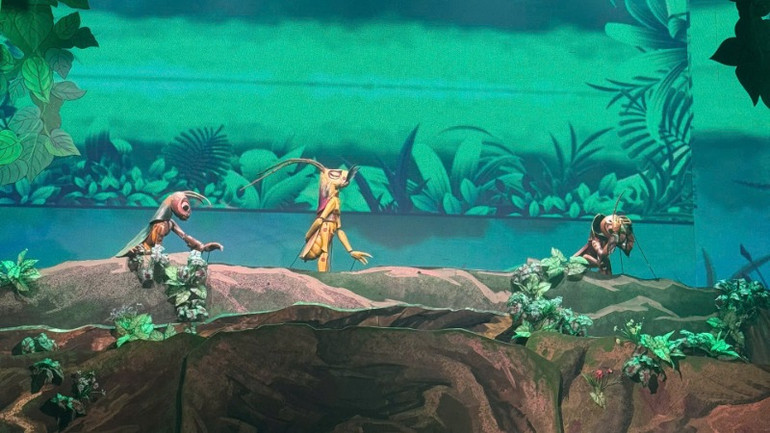 Các nhân vật rối được tạo hình, điều khiển rất công phu.