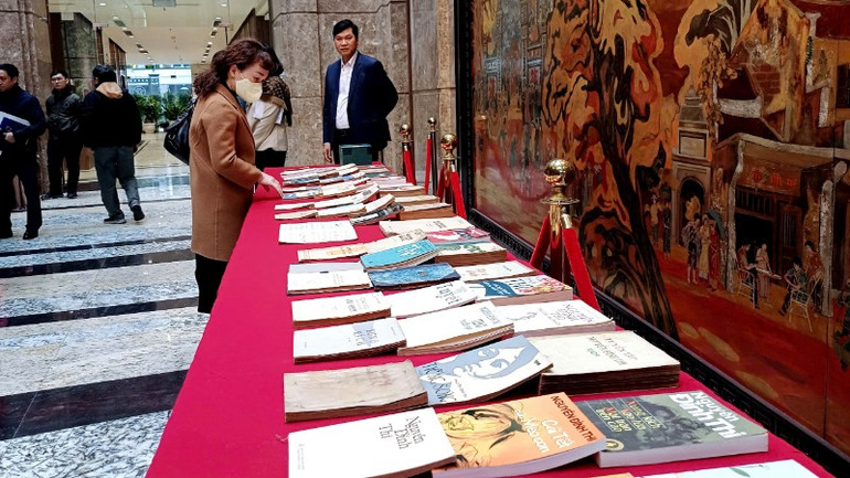 Khu vực trưng bày các tác phẩm của Nguyễn Đình Thi. Khu vực trưng bày các tác phẩm của Nguyễn Đình Thi.