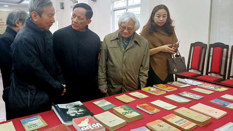 Trưng bày tác phẩm của nhà văn Nguyễn Đình Thi.