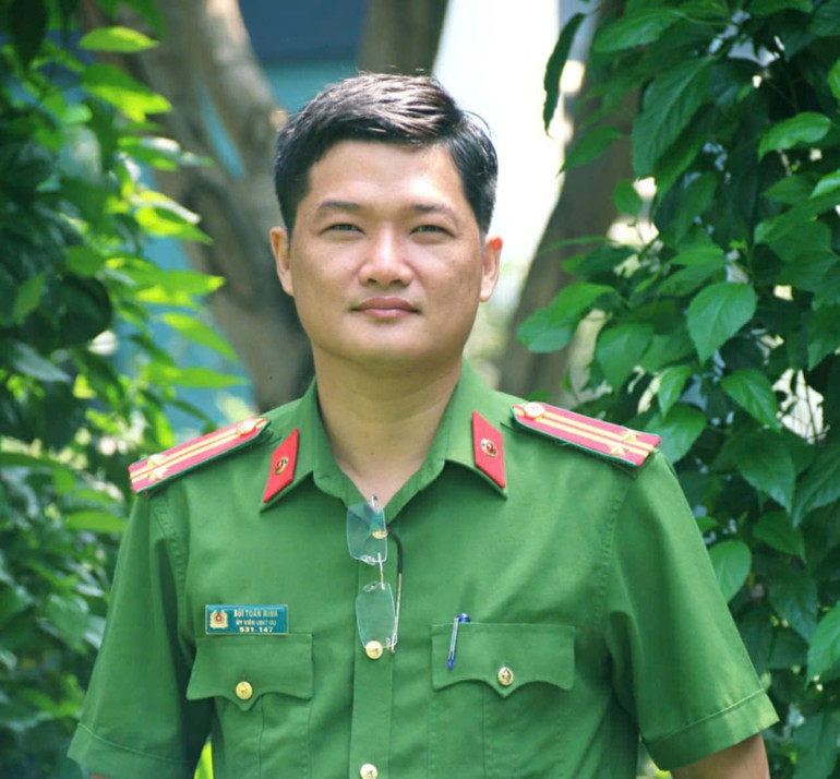 Trung tá - nhà văn Bùi Tuấn Minh. Trung tá - nhà văn Bùi Tuấn Minh.