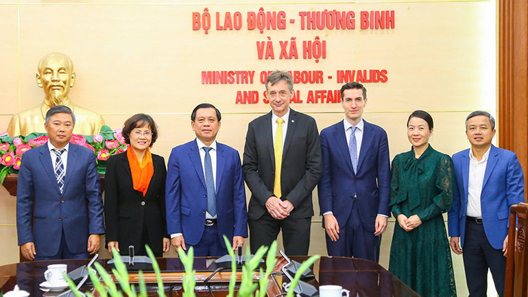 Thứ trưởng Nguyễn Bá Hoan tại buổi tiếp ông Christoph Hoffman, Nghị sĩ Quốc hội Cộng hòa Liên bang Đức (thứ tư từ phải sang). (Ảnh Molisa)