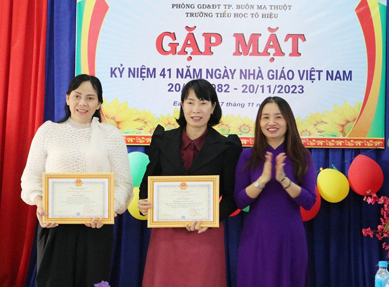 Đại diện lãnh đạo Bảo hiểm xã hội tỉnh Đắk Lắk tặng giấy khen cho tập thể Trường Tiểu học Tô Hiệu (thành phố Buôn Ma Thuột) và cô giáo Đoàn Thị Tuyết Yến, Hiệu trưởng nhà trường. (Ảnh: Tâm Trung)