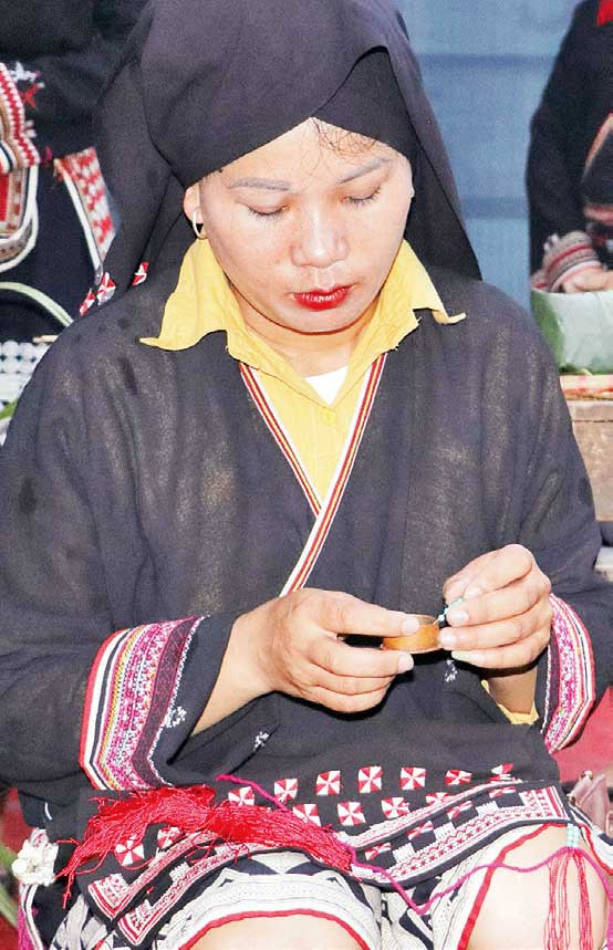 Trang trí hoa văn trên vải là một nét đặc trưng của dân tộc Dao.