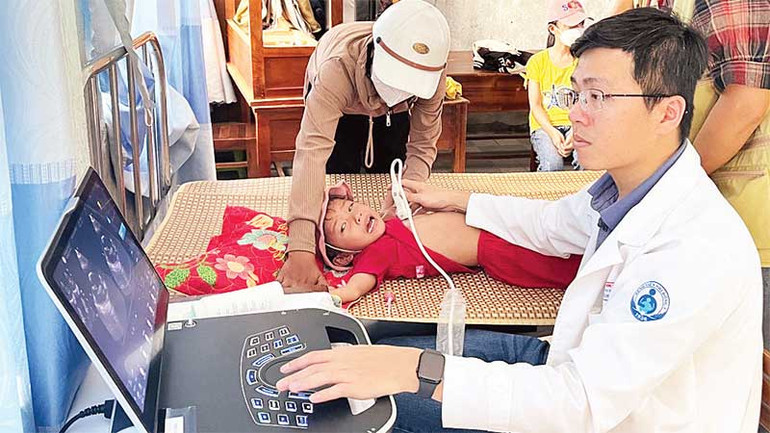 Liên chi hội tim mạch nhi và tim bẩm sinh TP Hồ Chí Minh khám tầm soát, điều trị bệnh tim bẩm sinh cho trẻ em xã Suối Bạc, huyện Sơn Hòa.