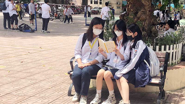 Học sinh Trường THPT Việt Đức, Hà Nội với cuốn The Hanoi Digest. (Ảnh GIA HÂN)