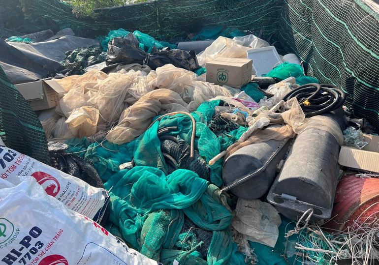 Rác thải nhựa từ việc nuôi trồng thủy sản được thu gom tại Sóc Trăng.