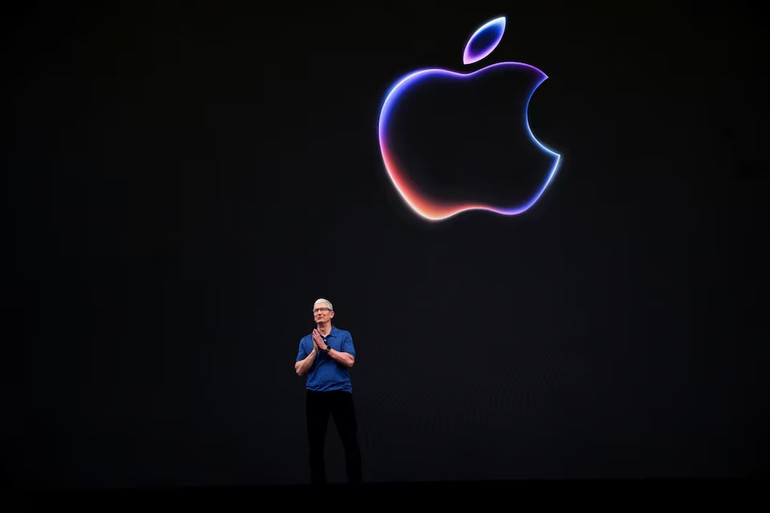 CEO Tim Cook thuyết trình tại WWDC 2024. Ảnh: Reuters.