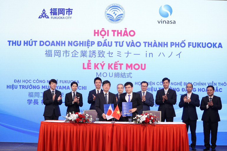 Lễ ký kết MoU giữa trường Đại học Công nghệ Fukuoka và Học viện Bưu chính viễn thông Việt Nam.