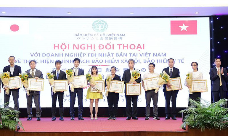 Phó Tổng Giám đốc Bảo hiểm xã hội Đào Việt Ánh trao Bằng khen cho các doanh nghiệp FDI Nhật Bản tại Việt Nam. (Ảnh: VSS)