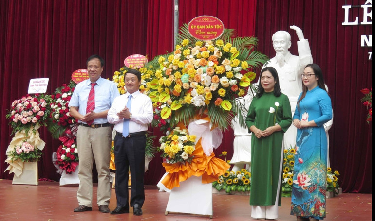 Bộ trưởng, Chủ nhiệm Ủy ban Dân tộc Hầu A Lềnh tặng hoa chúc mừng thầy và trò Trường phổ thông vùng cao Việt Bắc.