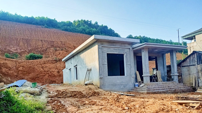 Bùn, đất sạt lở sát ngay sau nhà mới xây, làm gia đình ông Bùi Xuân Tiệp ở xóm Thái Trung, xã Quy Kỳ lo lắng.