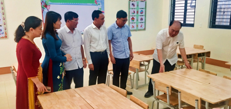 Lãnh đạo tỉnh Thái Nguyên và nhà tài trợ tham quan cơ sở vật chất mới của điểm Trường mầm non và tiểu học Xuyên Sơn.