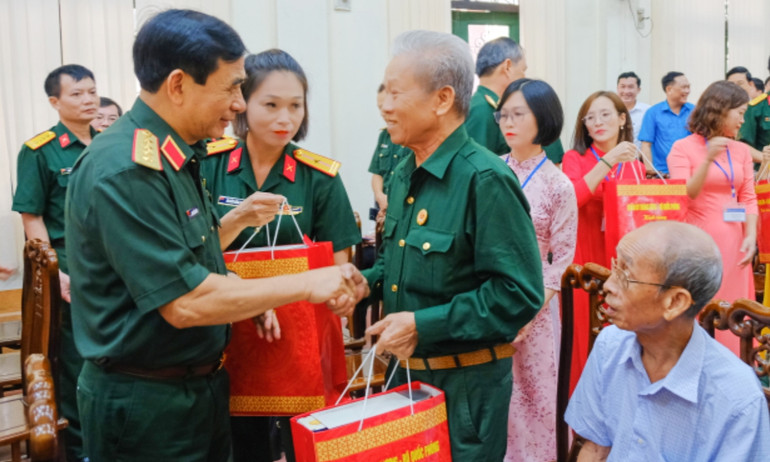 Đại tướng Phan Văn Giang trao 100 suất quà tặng 100 gia đình chính sách, người có công và hộ nghèo trên địa bàn thành phố Sông Công.