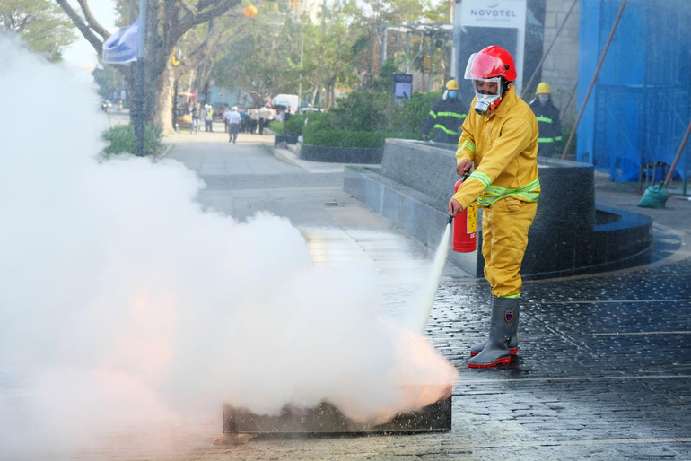 Tình huống xuất hiện đám cháy, lực lượng cơ sở sử dụng phương tiện cá nhân dập lửa.